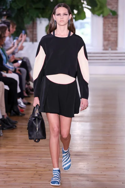 Look 16